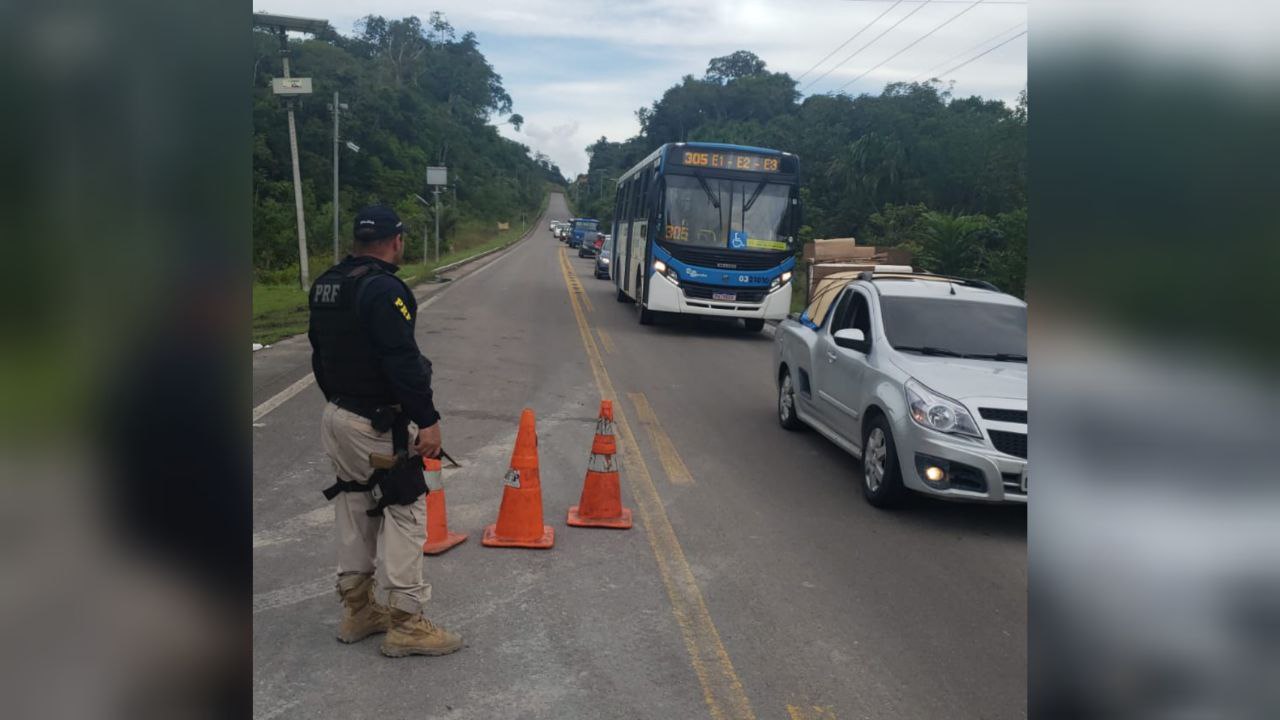 BR-174 segue interditada para remoção de combustível de caminhão que tombou na pista