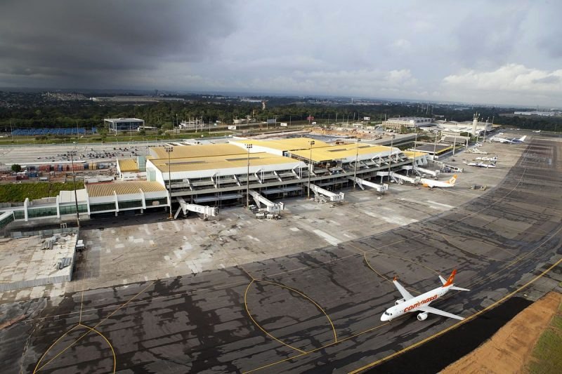 Pneu de avião estoura em pista de decolagem e fecha aeroporto de Manaus