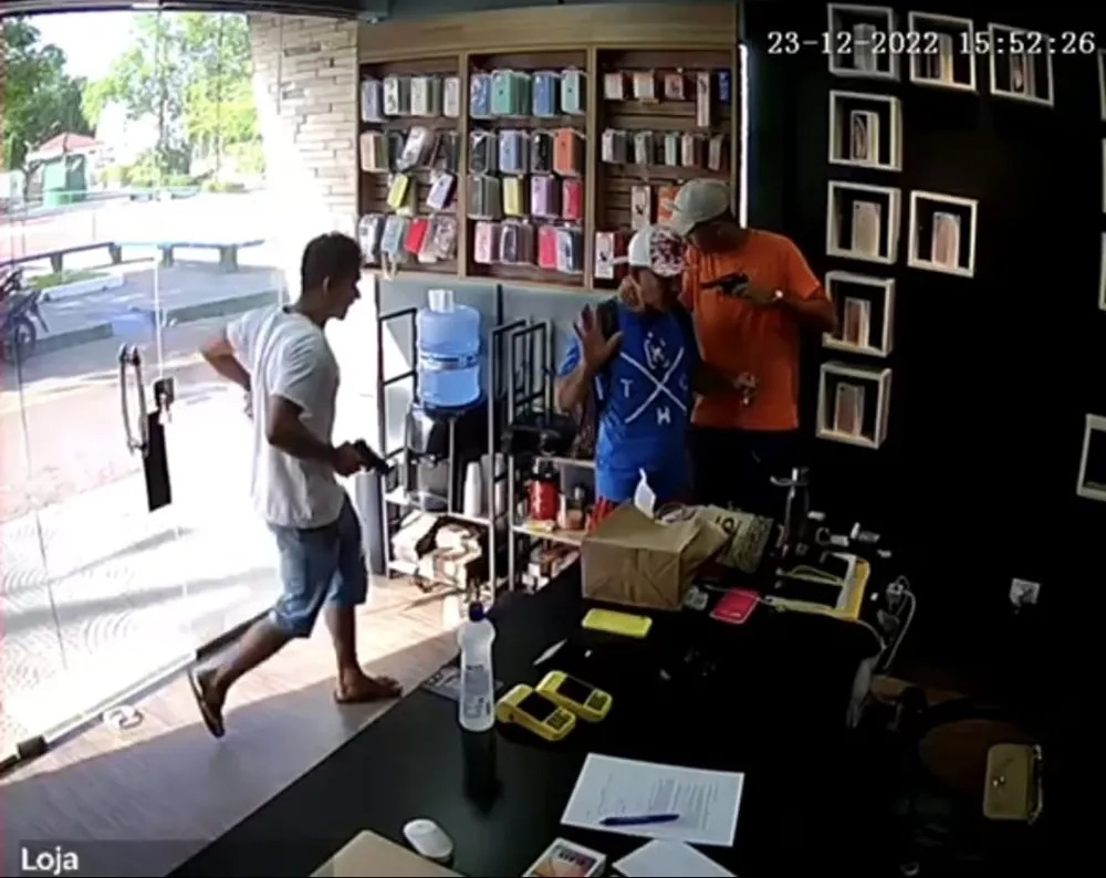 Empresário oferece R$ 10 mil de recompensa para quem localizar suspeitos de assaltarem loja no Amazonas