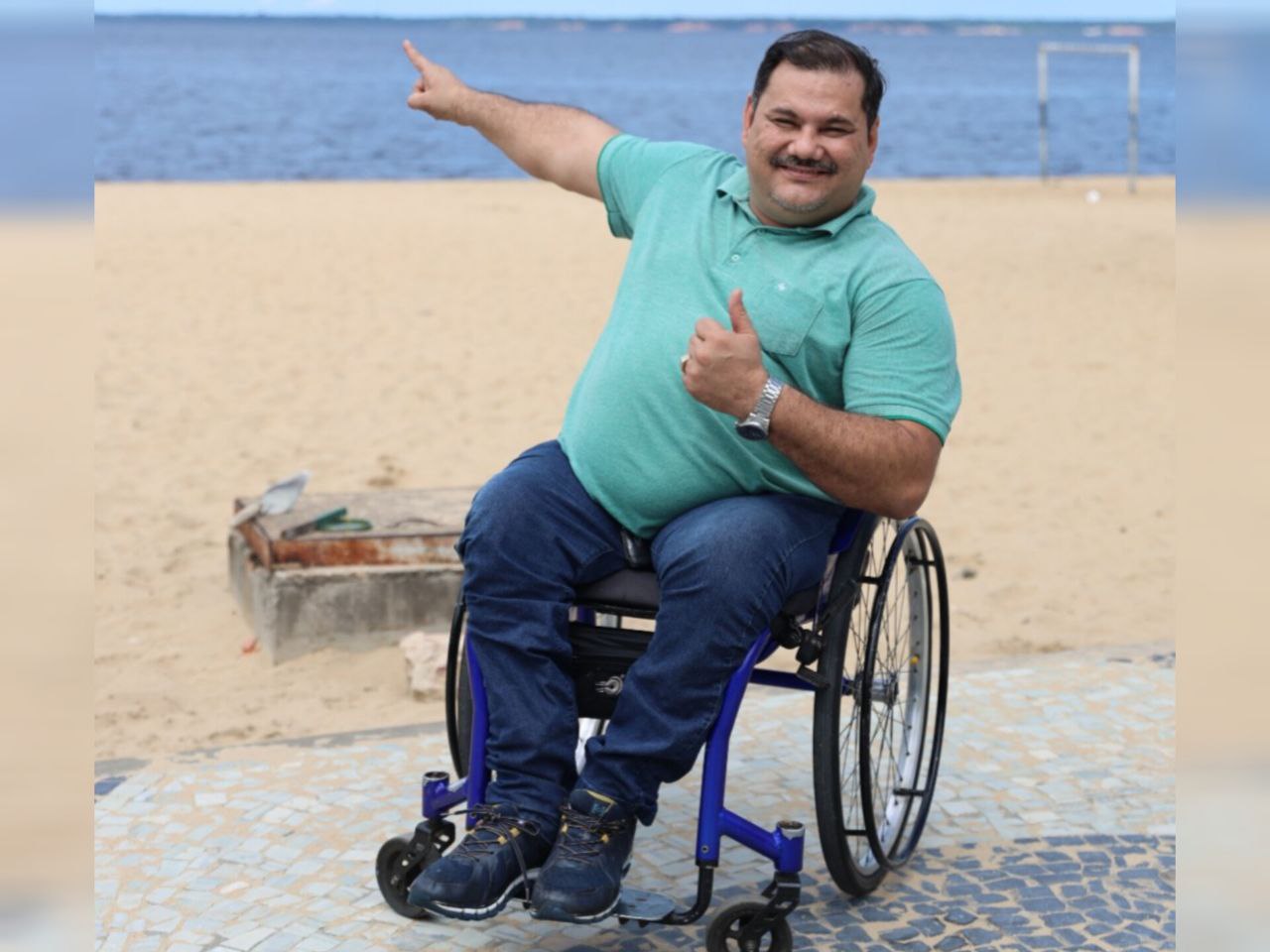 Praia da Ponta Negra terá rampa e cadeiras flutuantes para pessoas com deficiência