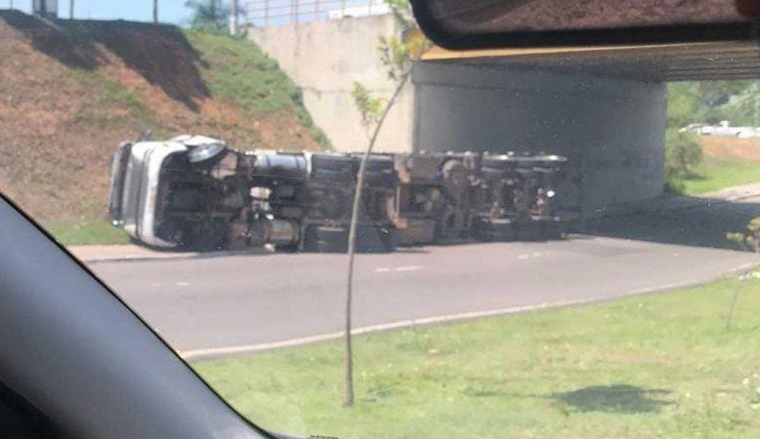 Motorista perde o controle e carreta tomba em Manaus