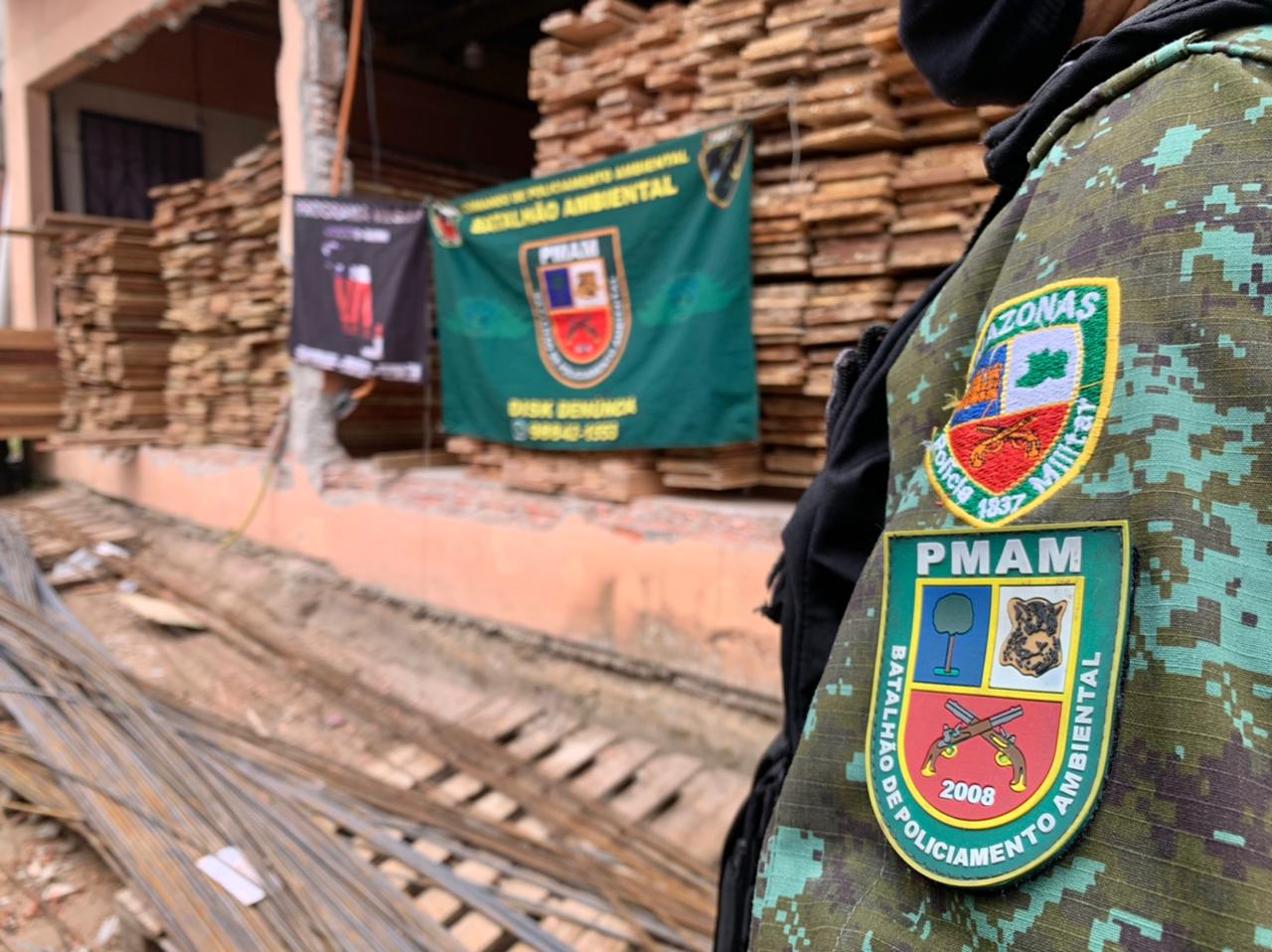 Madeira ilegal é apreendida em depósito clandestino na Avenida Autaz Mirim