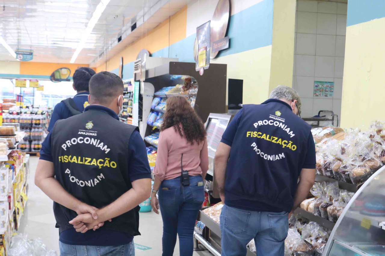 Supermercados são fiscalizados após denúncias de aglomeração em Manaus