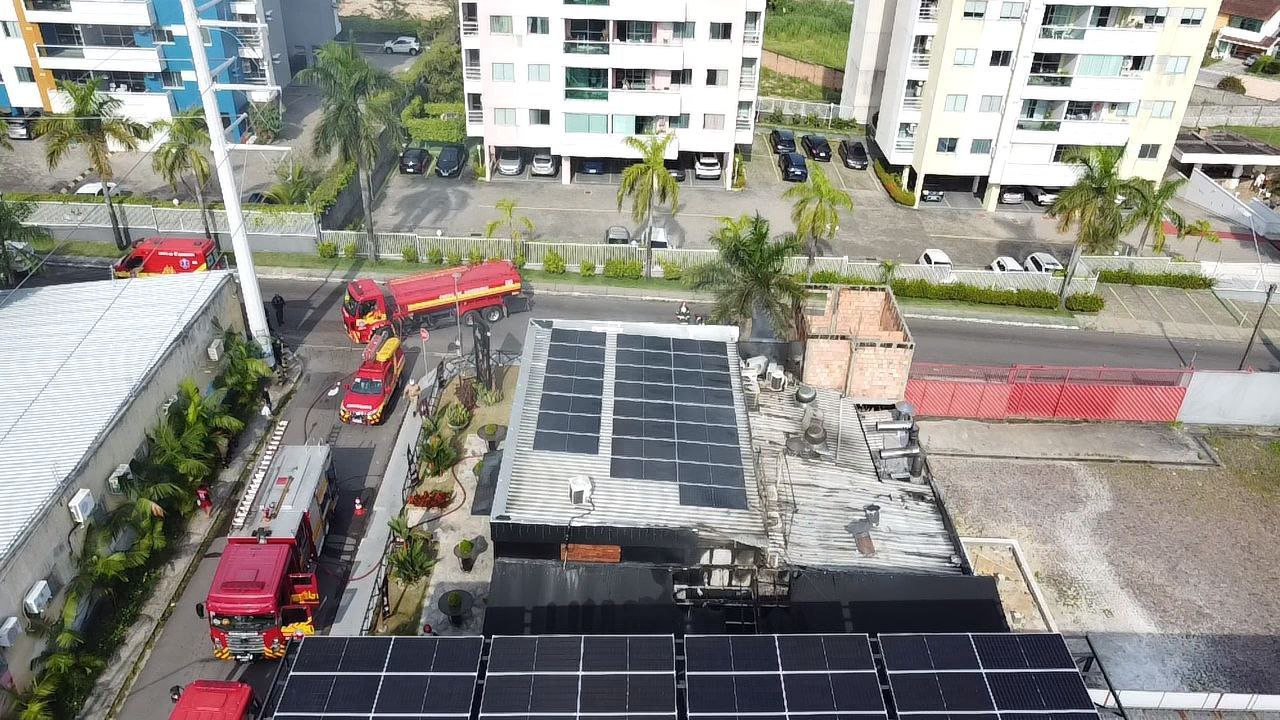 Incêndio atinge restaurante Velho Monge no Parque Dez