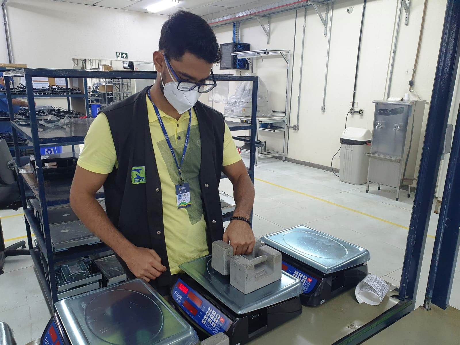 Ipem fiscaliza balanças em fábrica do Distrito Industrial em Manaus