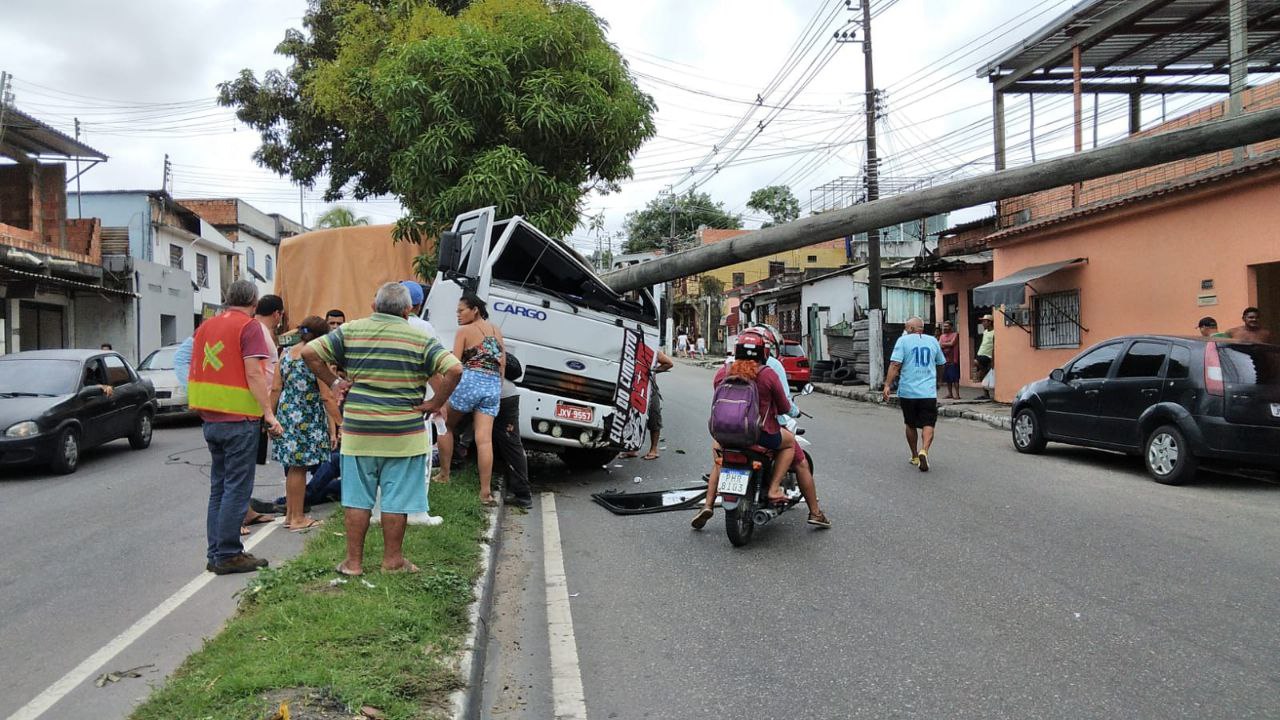 Poste esmaga cabine de carreta em grave acidente em Manaus; vídeo