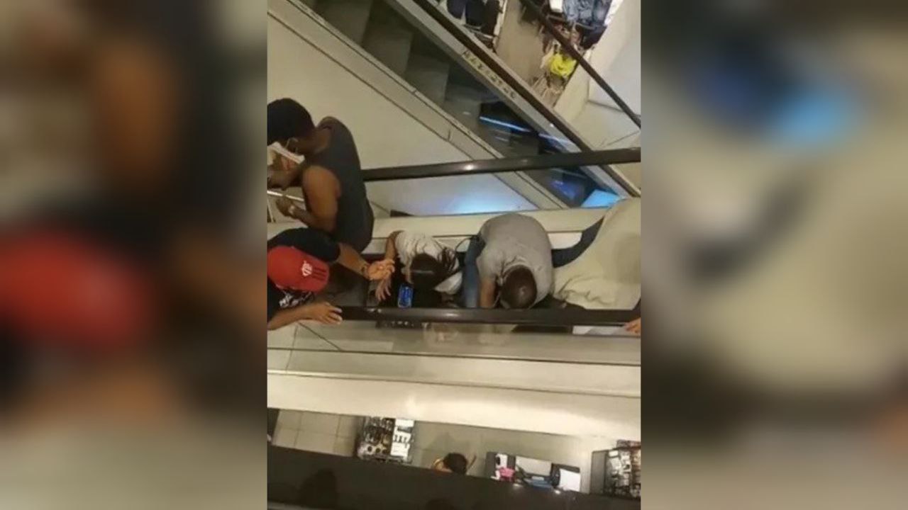 Criança fica com a mão presa em escada rolante em shopping; vídeo