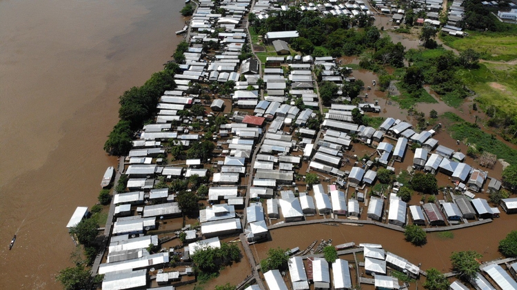 Municípios do Amazonas atingidos pela cheia recebem hipoclorito