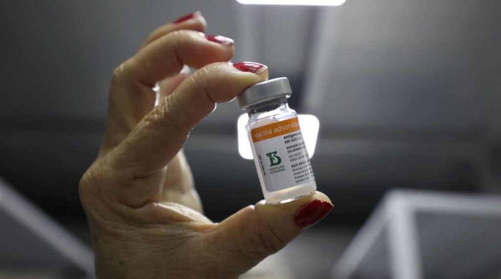 Amazonas suspende a distribuição e uso de mil doses da Coronavac após decisão da Anvisa