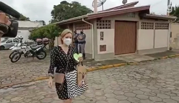 Elize Matsunaga se declara para a filha durante 'saidinha' de presídio; vídeo