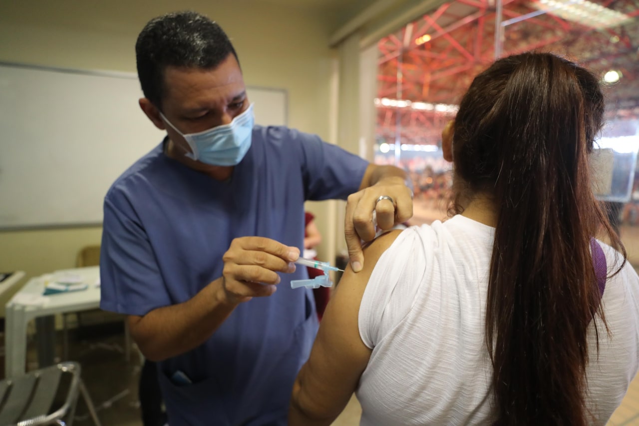 FVS orienta sobre vacinação de pessoas acima de 40 anos após viradão em Manaus