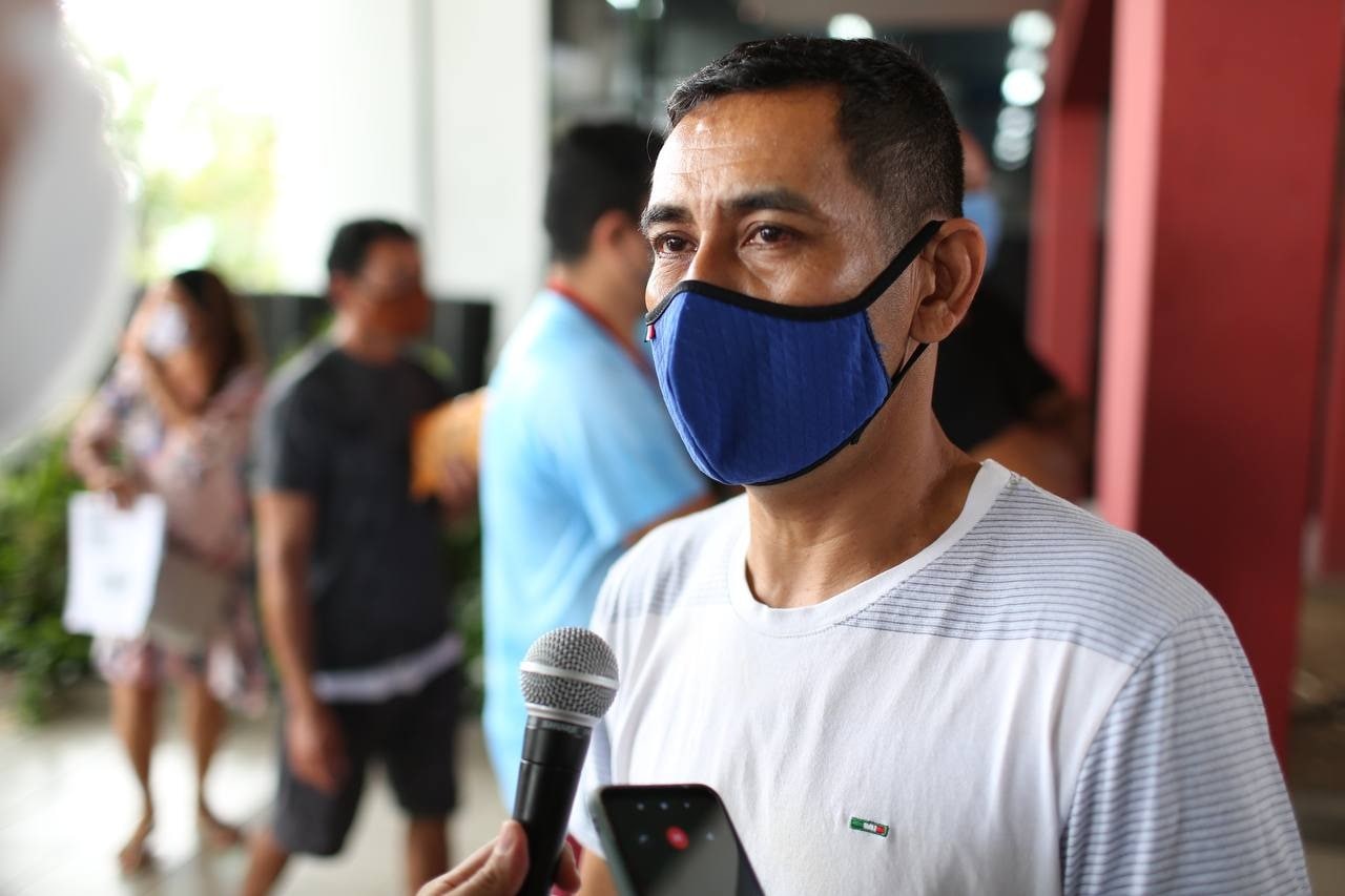 Vacinado, comerciante de Manaus agradece aos cientistas e profissionais de saúde