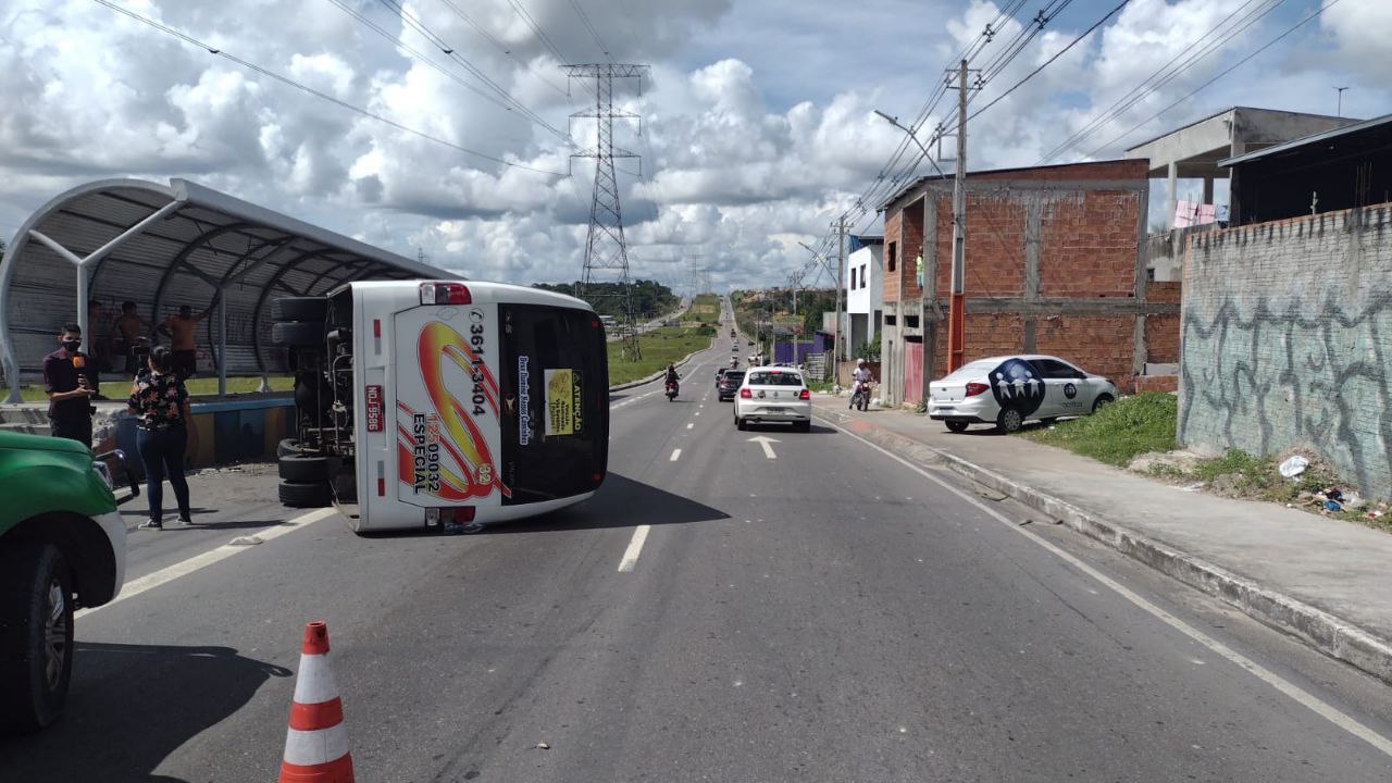Rota do Distrito tomba após acidente na avenida das Flores, em Manaus