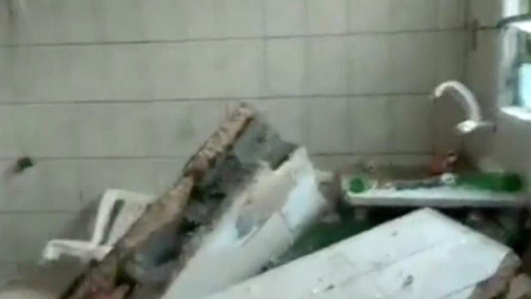 Vazamento de gás de cozinha causa explosão, destrói casas e deixa ferido; vídeo