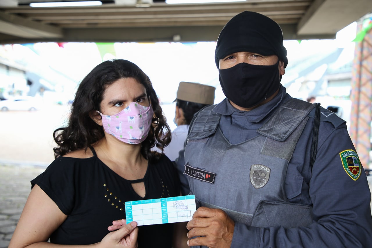 Pai e filha comemoram vacinação em Manaus após serem infectados pela Covid-19