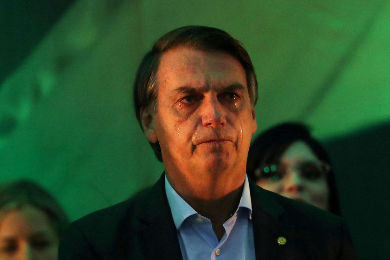 Bolsonaro diz chorar no banheiro de casa e que esposa o vê como machão