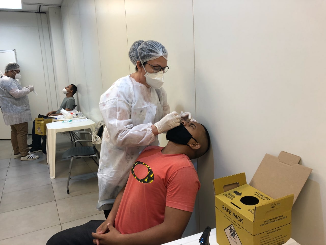 Equipes de serviço fazem testagem para trabalhar no jogo Manaus FC x Ypiranga