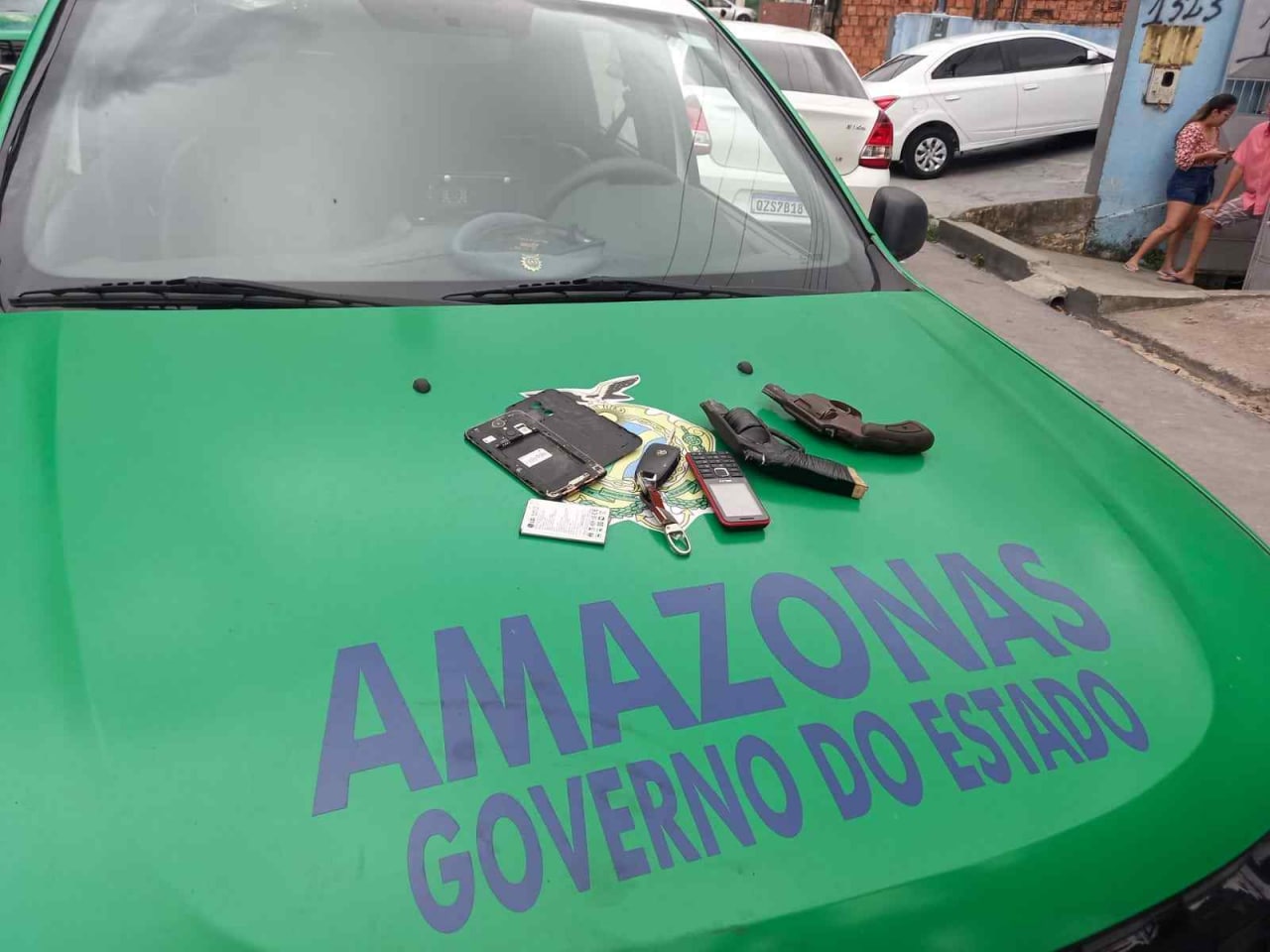 Grupo troca tiros com a polícia para escapar de blitz e um é baleado em Manaus