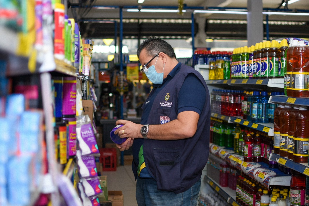 Mais de 100 Kg de produtos vencidos são apreendidos em supermercado de Manaus