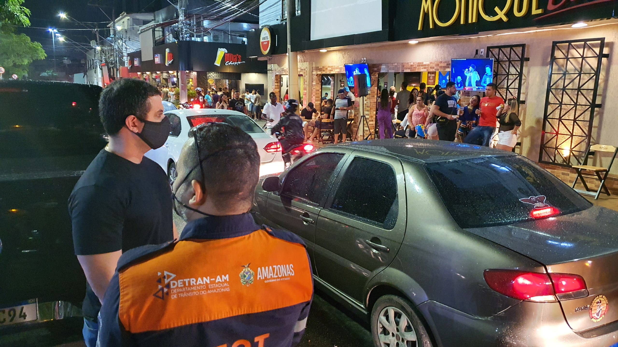 Fiscalização flagra 23 motoristas bêbados e fecha bares em praça de Manaus