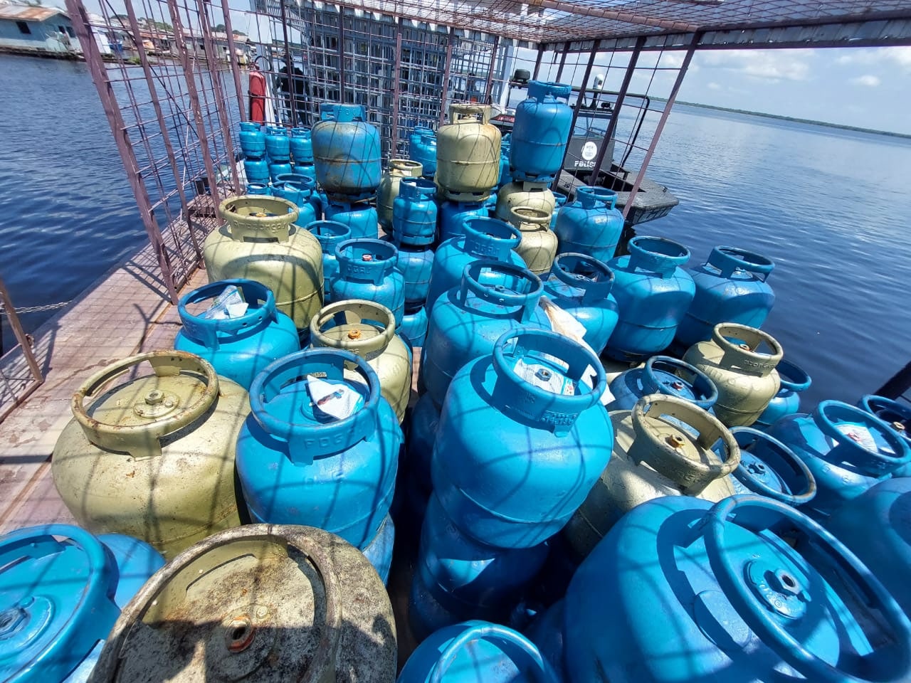 Botijas de gás e combustíveis são apreendidos em balsa no Amazonas
