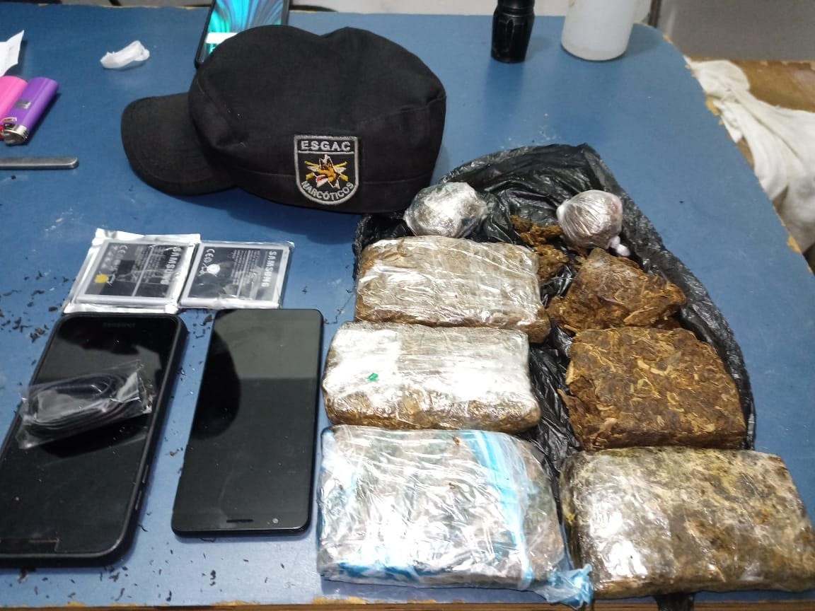 Pacotes com drogas são arremessadas em direção à cadeia no Amazonas