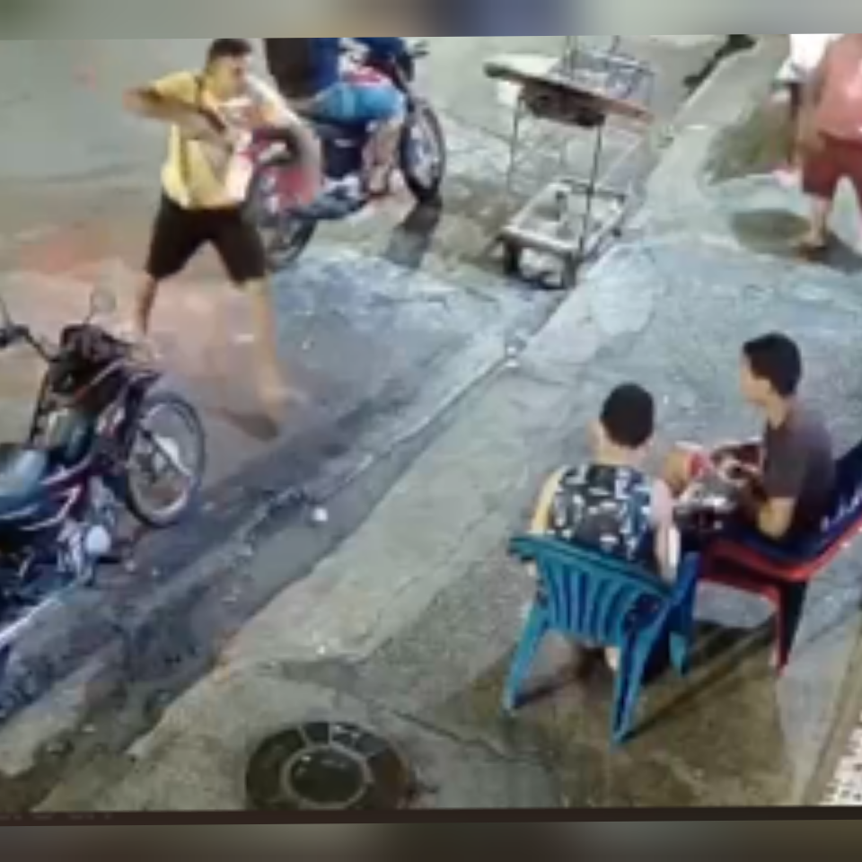 Dupla é flagrada realizando arrastões em bancas de churrasco de Manaus