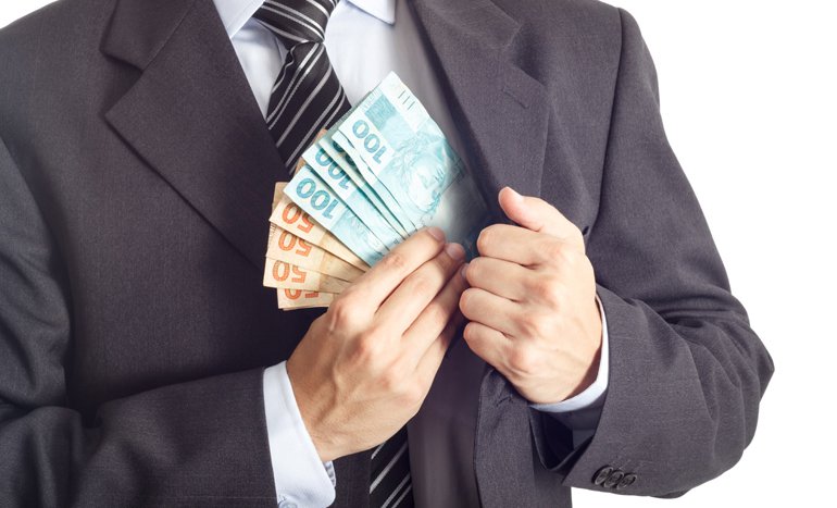 Corretor deve devolver comissão a cliente por falta de informações em contrato