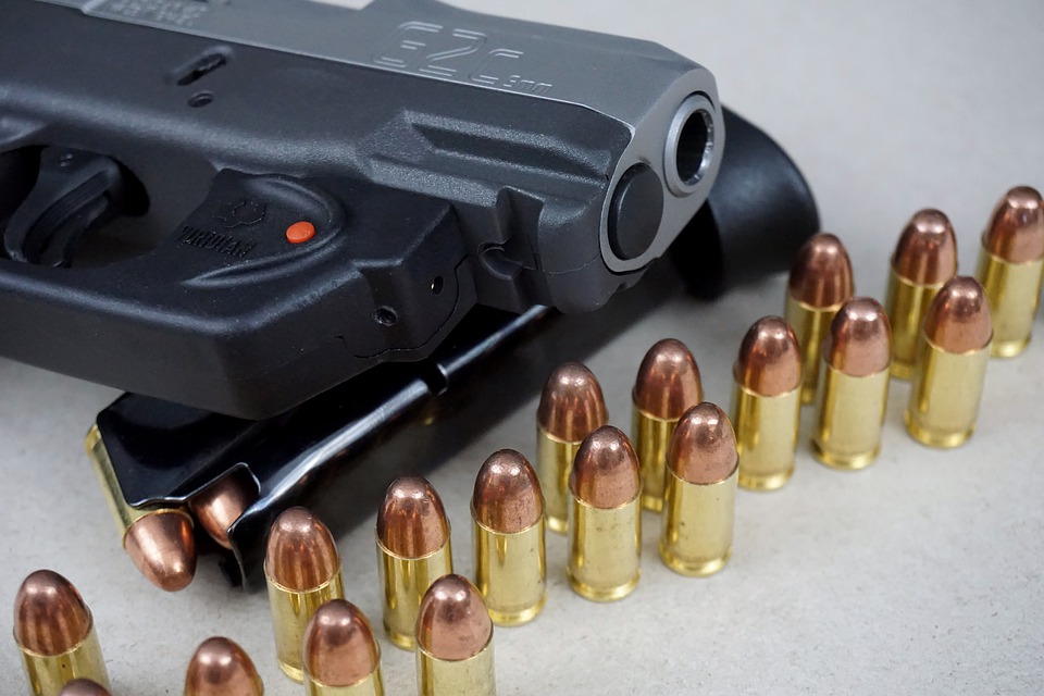 Homem é preso enquanto passeava com pistola e faca no Amazonas