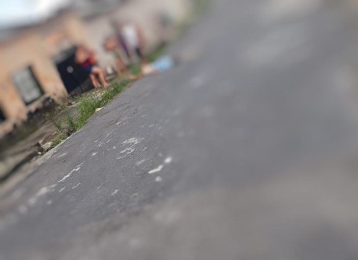 Jovem é baleado e jogado de carro no meio da rua em Manaus