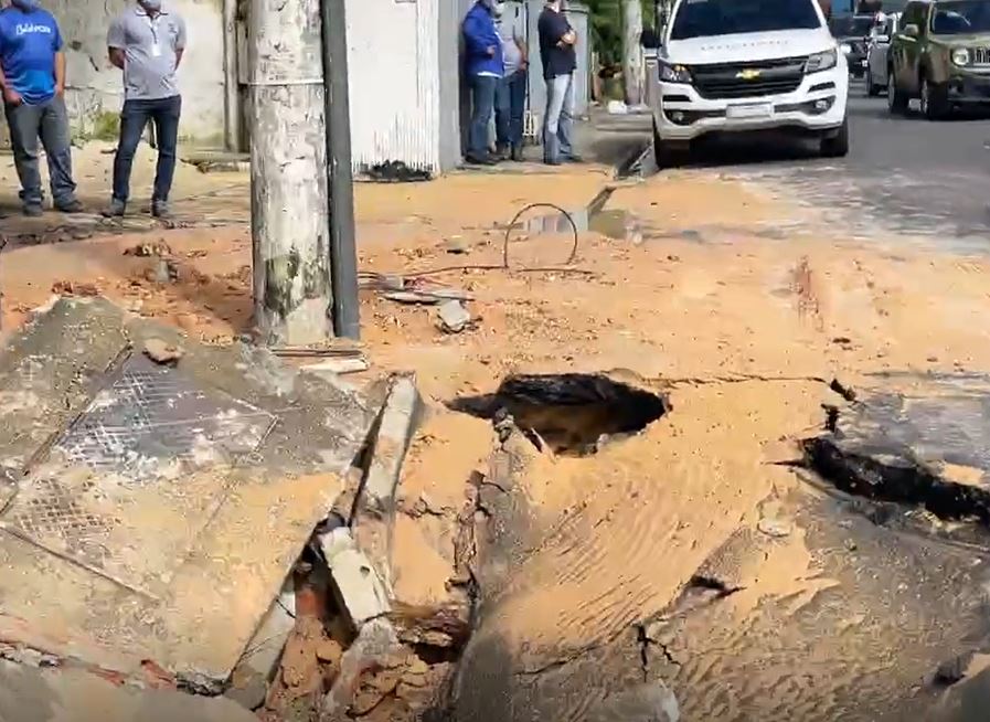 Tubulação rompe pela sétima vez e inunda casas em Manaus