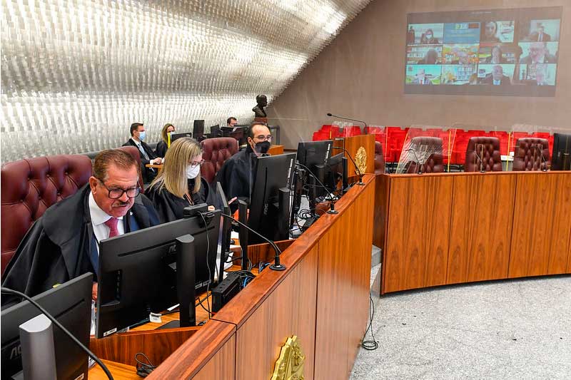 Justiça decide que pai não precisa pagar pensão de filho de 26 anos com ensino superior