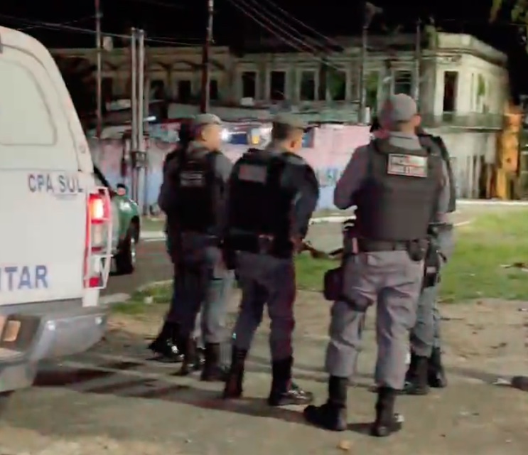 Moradores flagram cadáver sendo jogado de carro no Centro de Manaus