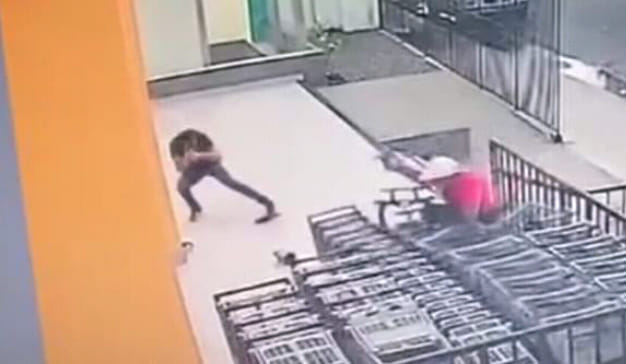 Vídeo mostra PM sendo baleado por assaltante em loja em Manaus 
