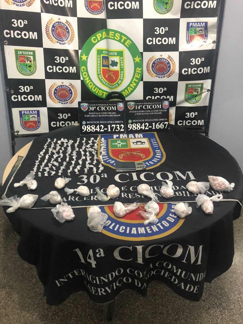 Criminosos fogem da polícia e abandonam mais de 800 papelotes de drogas em Manaus