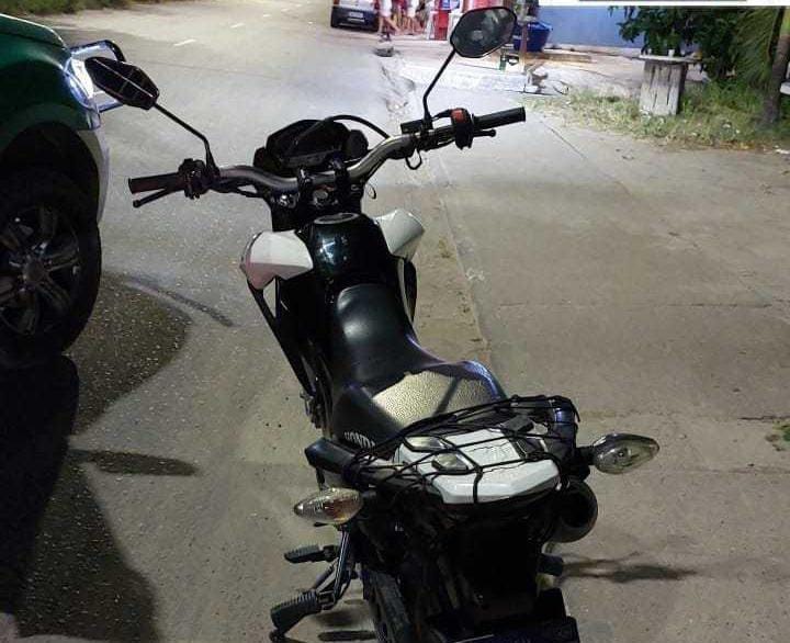 Homem é preso ao ser flagrado empurrando moto roubada em avenida de Manaus