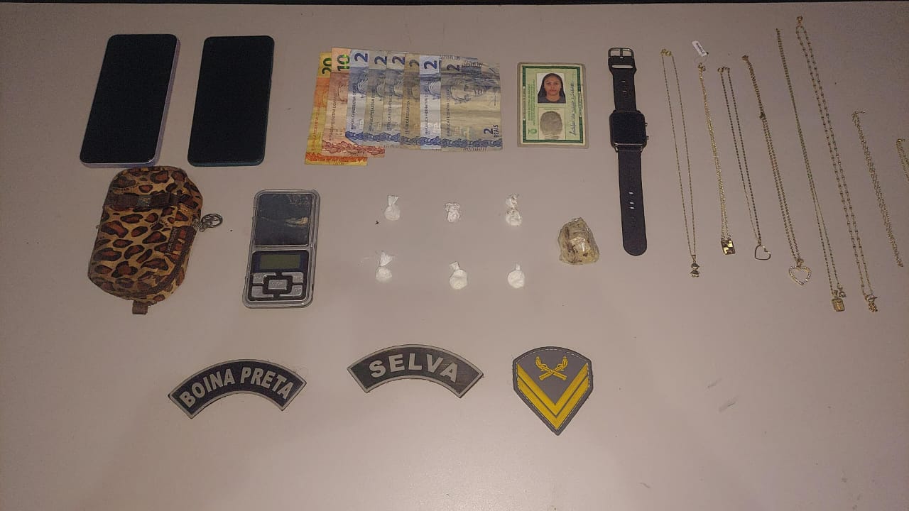 Mulher é presa após enviar foto por engano oferecendo drogas em grupo de app em Envira