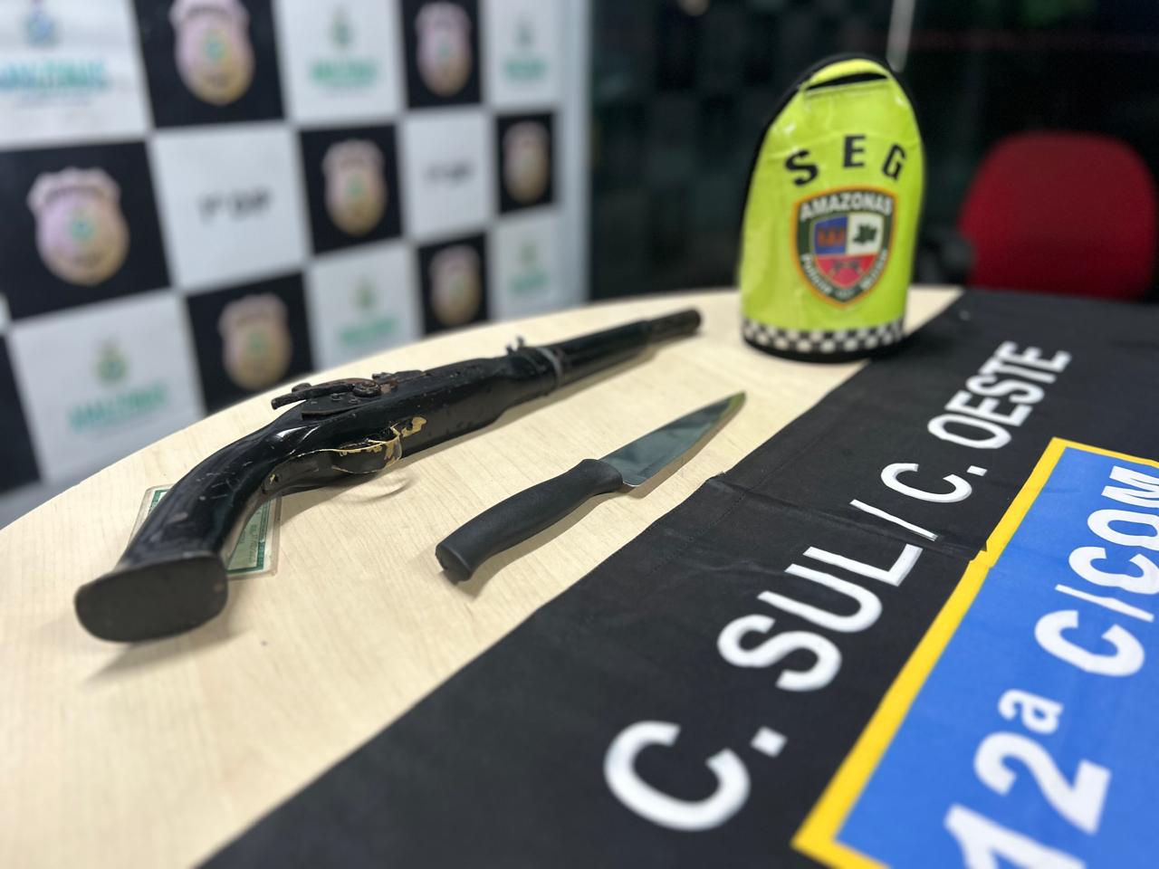 Motorista faz sinal, polícia para ônibus e dupla é presa em Manaus