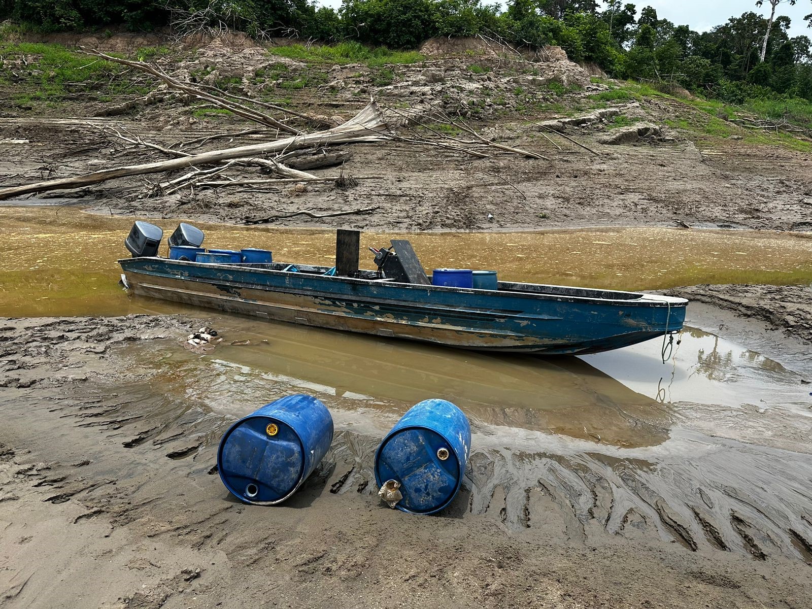 Lancha usada por narcoguerrilheiros no tráfico de drogas é apreendida no Amazonas