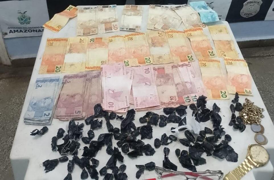 Homem é preso e adolescente apreendido por distribuição de drogas no Amazonas