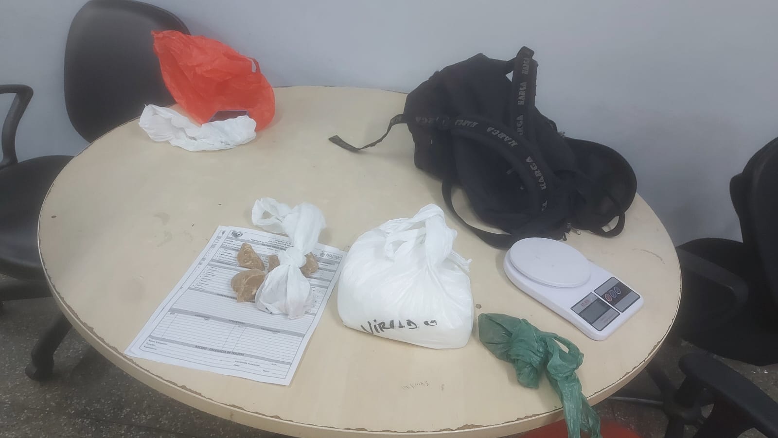 Homem tenta fugir pela janela, mas é preso com drogas no Monte das Oliveiras