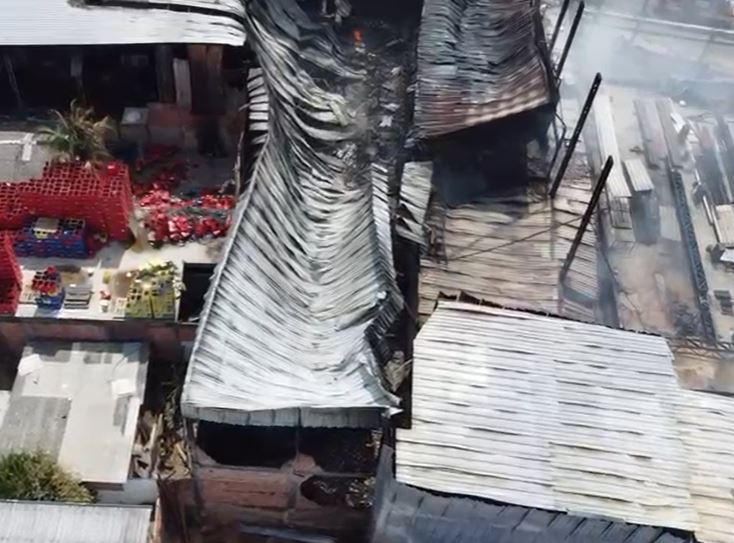 Incêndio que destruiu 12 lojas na Rua do Fuxico continua após 44 horas 