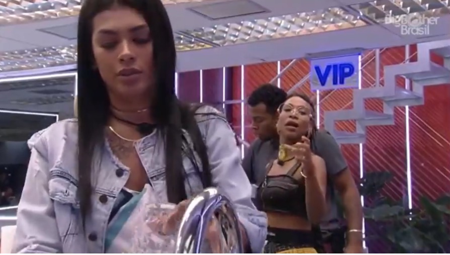 BBB21: Karol diz que Gilberto ia agredir Pocah: ‘Ia jogar copo em você’