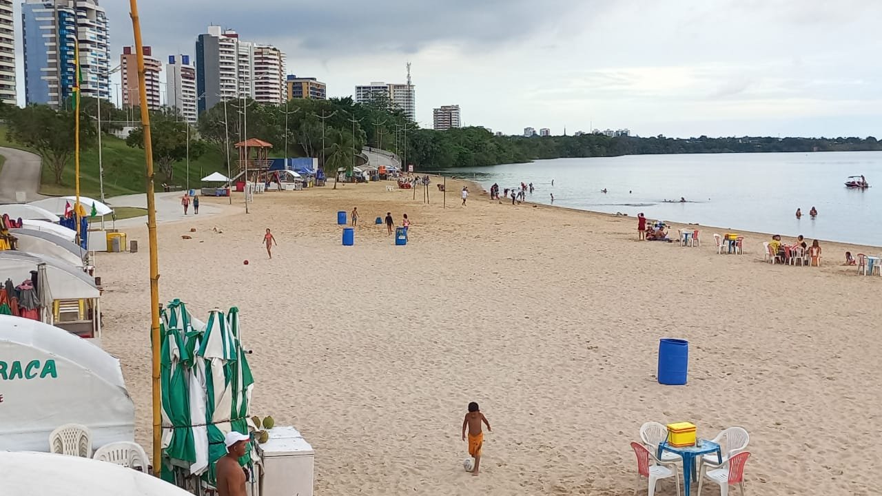 Com faixa de areia reduzida, prefeitura orienta banhistas para uso da Ponta Negra