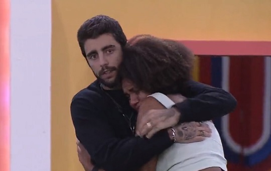 Jessi se desespera após eliminação de Natália e é amparada pelos brothers