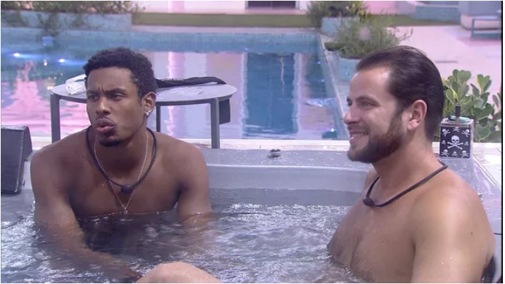 Em conversa sobre nudes, PA revela: 'Nunca mandei'