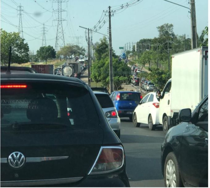 Acidente entre 4 carros paralisa trânsito em avenida de Manaus