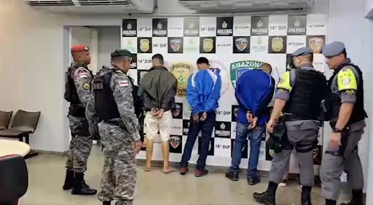 Suspeitos de cometer onda de assaltos são presos com carro roubado em Manaus