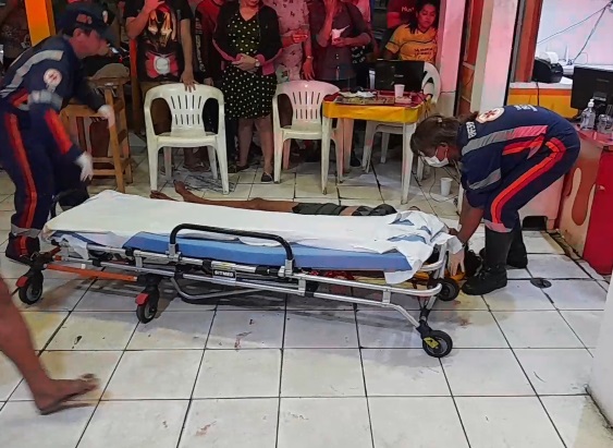 Travesti corre para pedir ajuda após ser baleada no rosto em frente a motel em Manaus