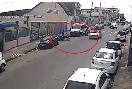Vídeo mostra momento em que bandido rouba moto em plena luz do dia em Manaus
